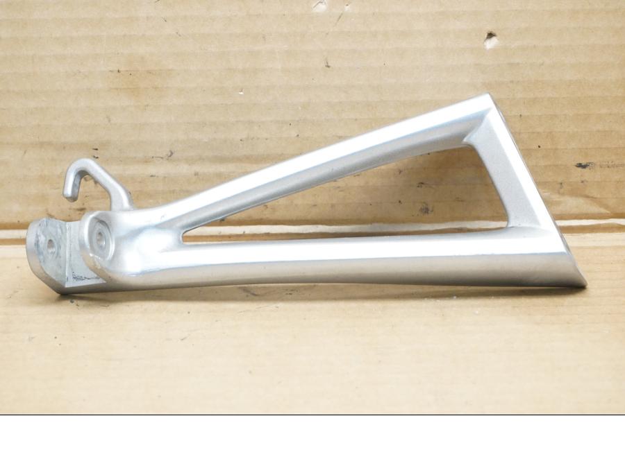 Framsidan på Fotpinnefäste från en Yamaha YZF R6 -2008 motorcykel.