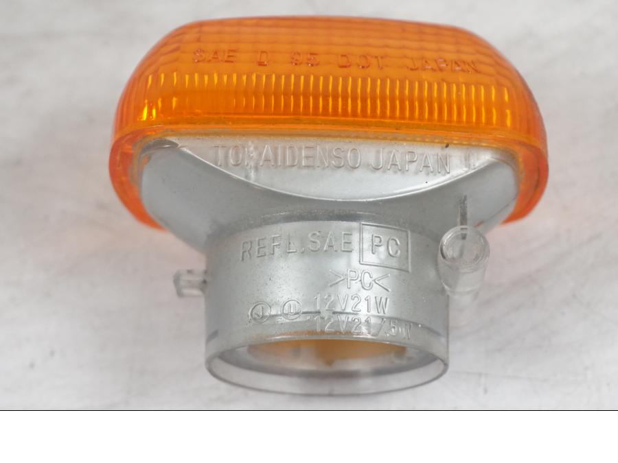 Snett nerifrån på Blinkersglas från en Suzuki SV 650 -1999 motorcykel.