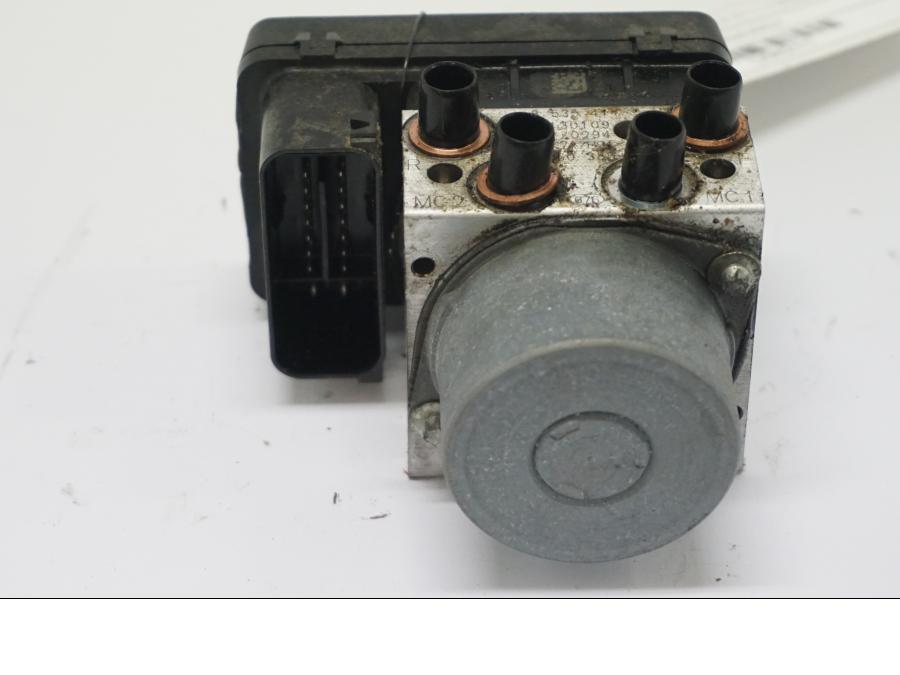 Framsidan på ABS Modulator från en BMW F 700 GS -2013 motorcykel.