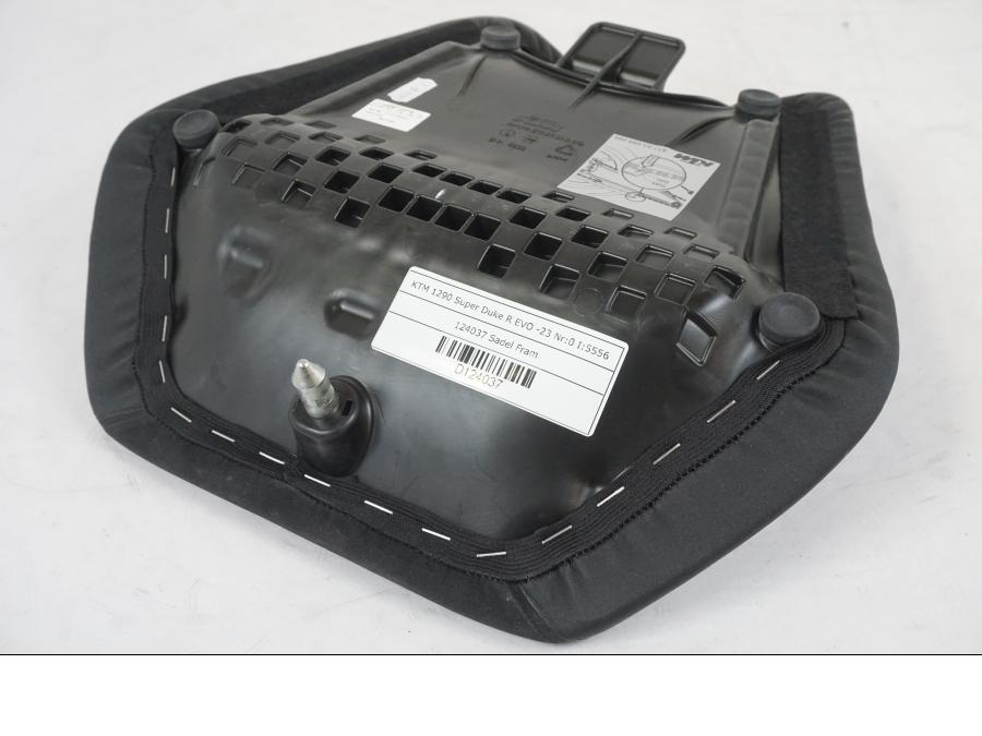 Extrabild2 på Sadel från en KTM 1290 Super Duke R EVO -2023 motorcykel.