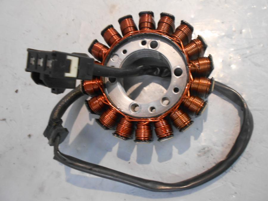 Baksidan på Generator från en Kawasaki Z 900 -2018 motorcykel.