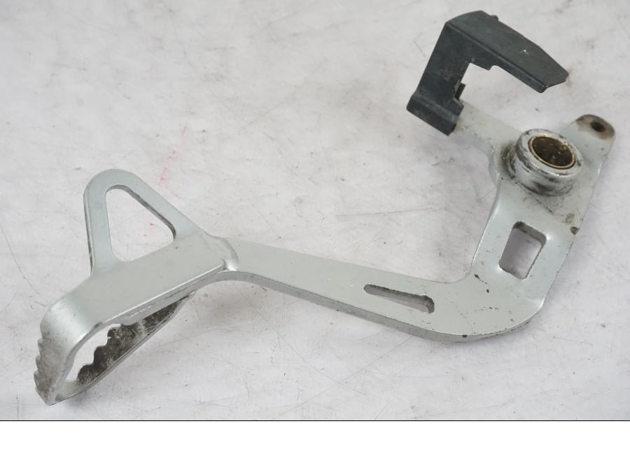 Snett nerifrån på Bromspedal från en BMW R 1200 GSA -2012 motorcykel.