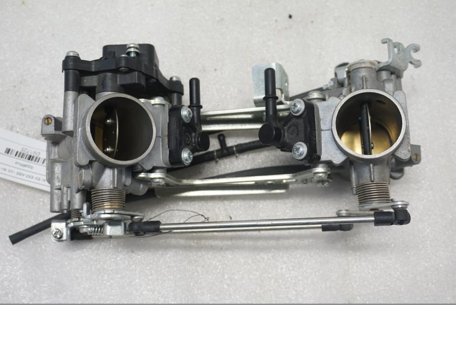 Vänster sida på Spjällhus från en Suzuki SV 650 -2016 motorcykel.