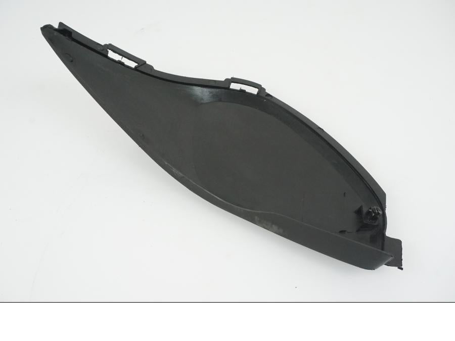 Vänster sida på Bensintankskåpa från en Honda CBR 1000 RR -2010 motorcykel.