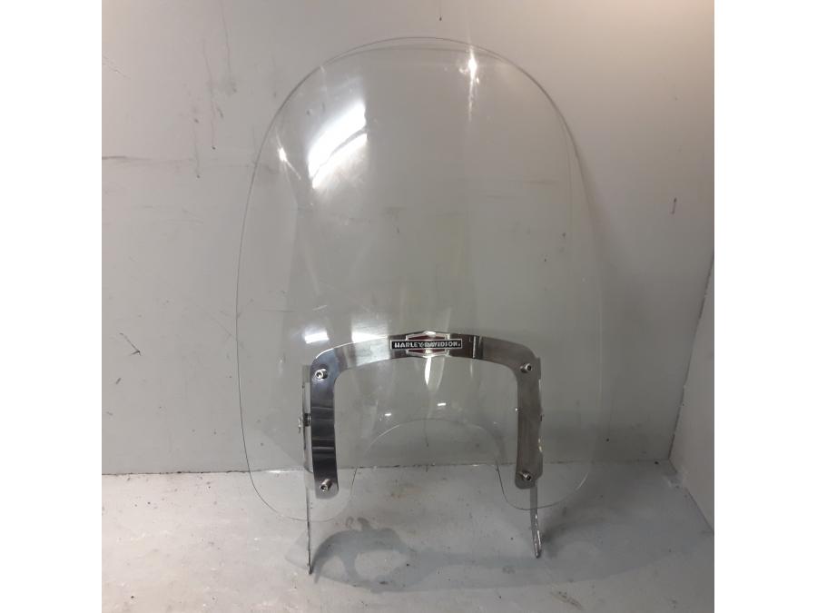 Framsidan på Vindruta från en H-D Softail Deluxe / Nostalgia FLSTN -2005 motorcykel.