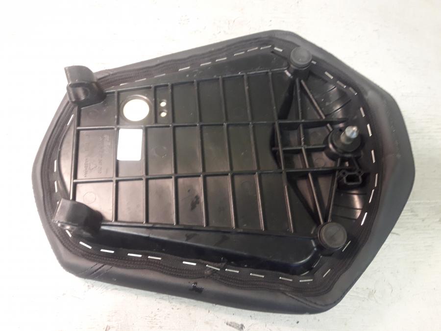 Vänster sida på Sadel från en KTM 1290 Super Duke -2016 motorcykel.