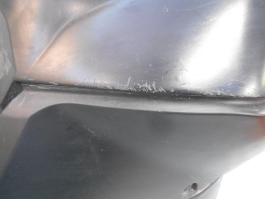 Snett nerifrÄn pÄ Bensintank frÄn en KTM 690 SM -2007 motorcykel.