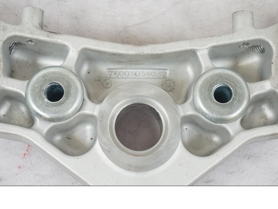 Snett nerifrån på Gaffelkrona från en KTM 690 Duke -2015 motorcykel.