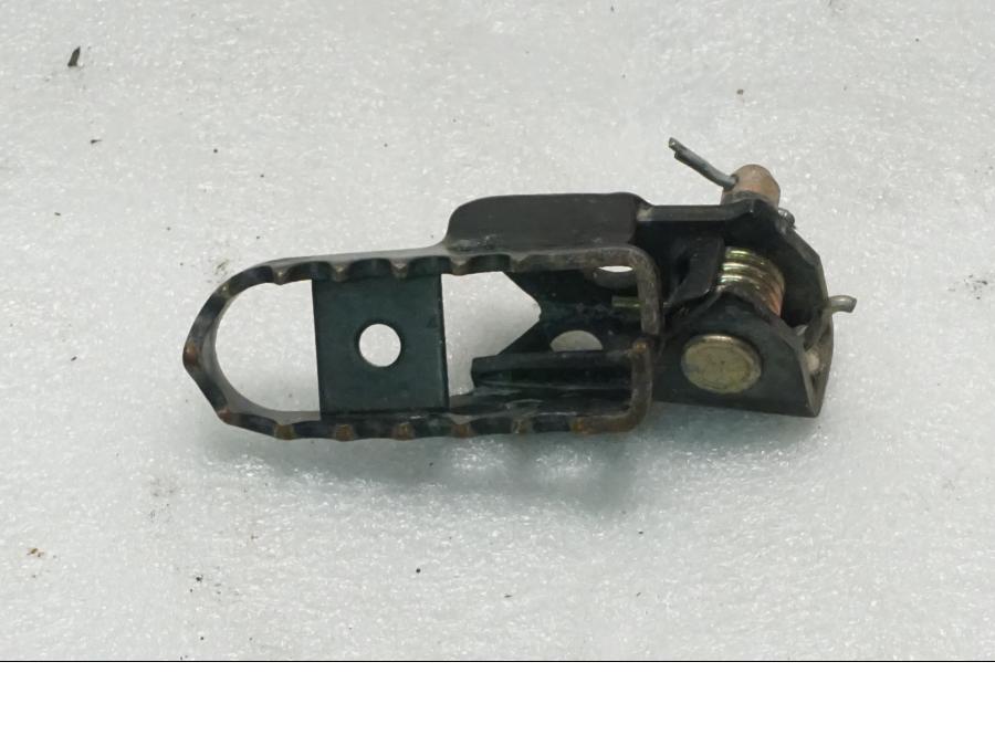 Baksidan på Fotpinne från en Yamaha TT 600 RE -2004 motorcykel.