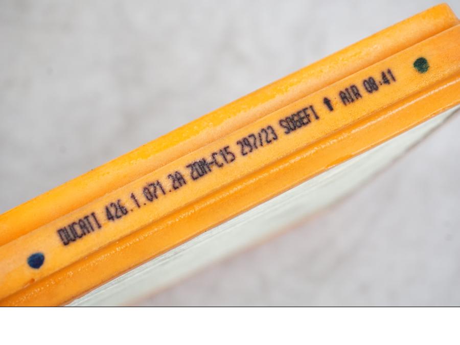 Snett uppifrån på Luftfilter från en Ducati Multistrada V4 -2024 motorcykel.