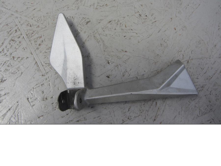 Framsidan på Fotpinnefäste från en KTM 125 Duke -2014 motorcykel.