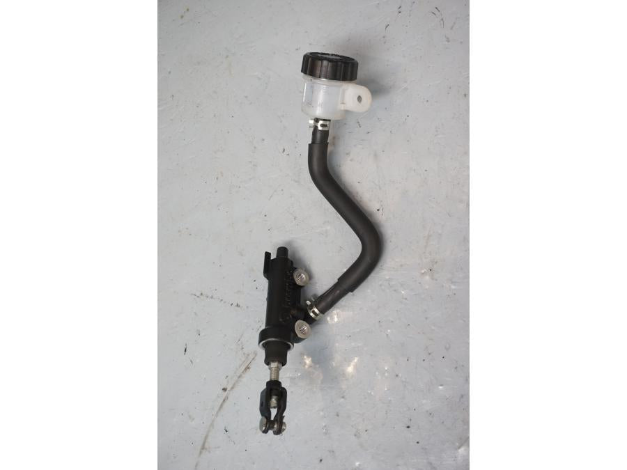 Framsidan på Bromshuvudcylinder från en Yamaha XJ 6 -2011 motorcykel.