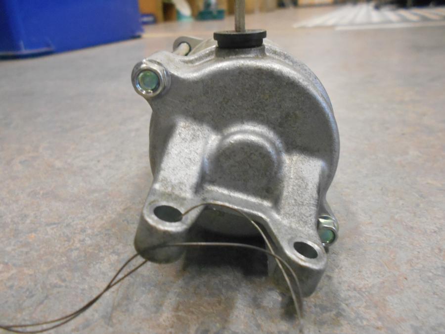 Vänster sida på Startmotor från en BMW S 1000 RR -2010 motorcykel.