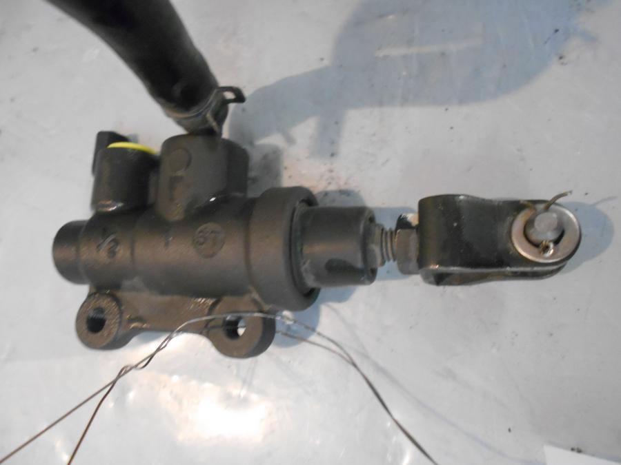 Baksidan på Bromshuvudcylinder från en BMW R 1200 RS -2016 motorcykel.