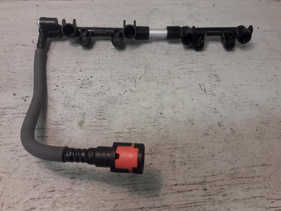 Framsidan på Fuel Rail från en Kawasaki ZX-6R -2008 motorcykel.