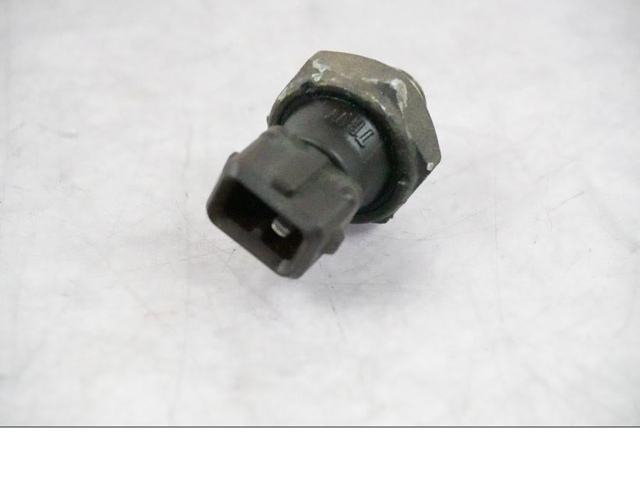 Höger sida på Oljetryckgivare från en BMW K 1200 S -2005 motorcykel.