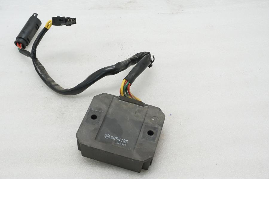 Baksidan på Likriktare från en BMW F 800 R -2011 motorcykel.