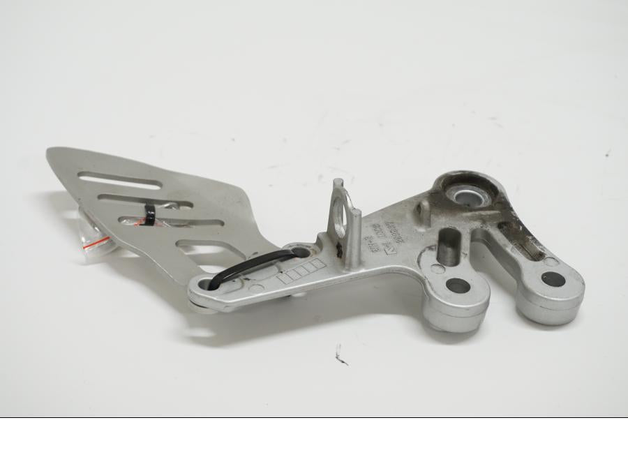 Baksidan på Fotpinnefäste från en Suzuki GSX-R 1000 -2007 motorcykel.