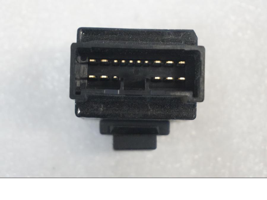 Baksidan på Relä från en Yamaha YZF R6 -1999 motorcykel.