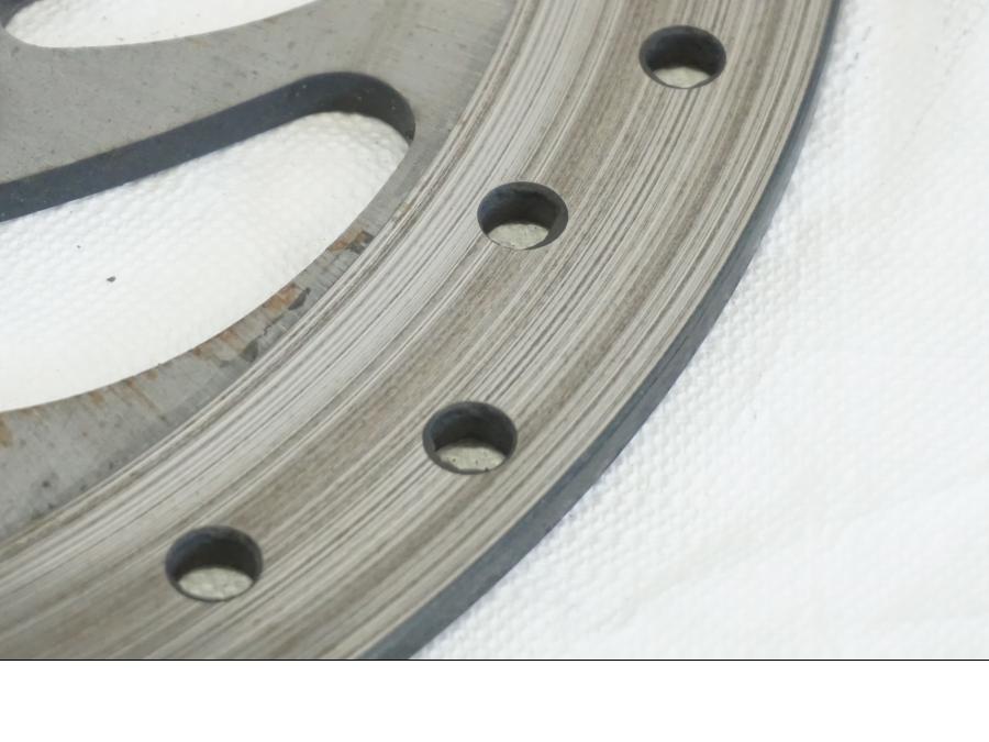 Höger sida på Bromsskiva från en BMW K 1600 -2015 motorcykel.