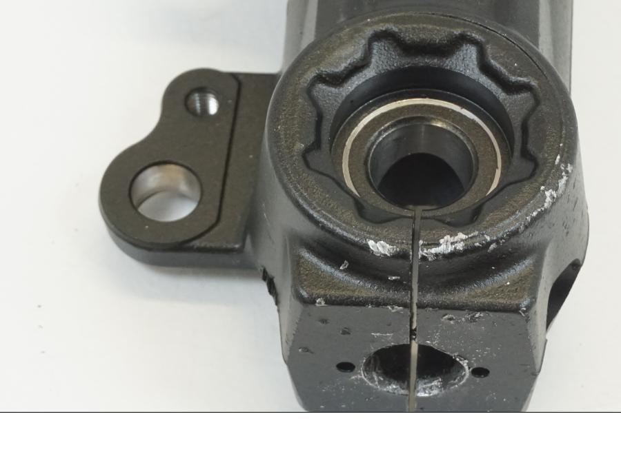 Vänster sida på Gaffelben från en Yamaha XSR 700 -2017 motorcykel.