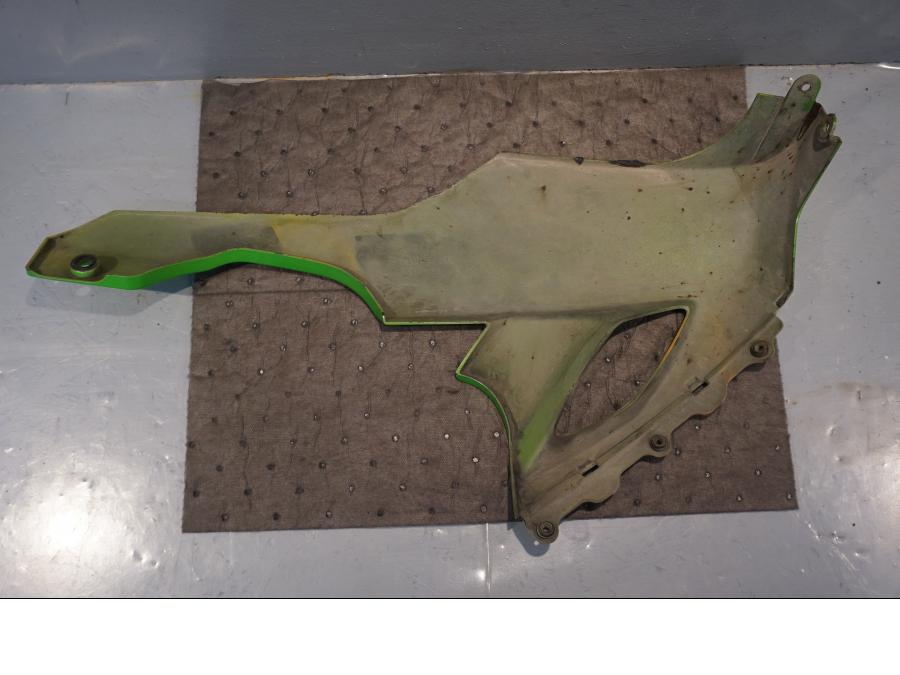 Höger sida på Magkåpa från en Kawasaki ZX-10R -2008 motorcykel.