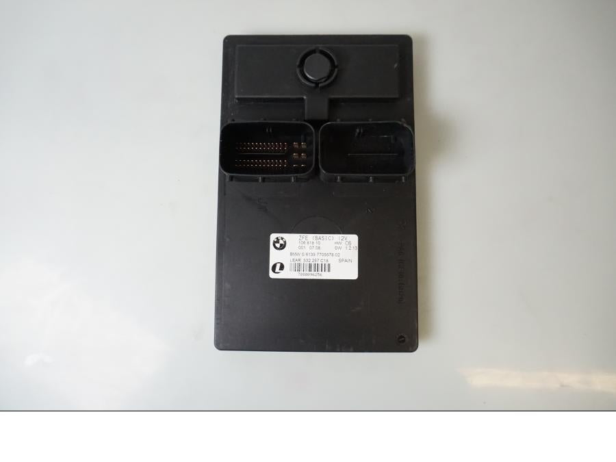 Baksidan på Motronic styrenhet från en BMW F 800 S -2007 motorcykel.