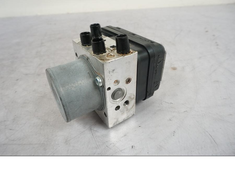 Vänster sida på ABS Modulator från en Yamaha MT 125 -2017 motorcykel.