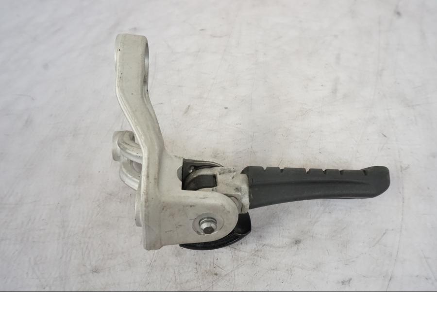 Snett nerifrån på Fotpinne från en KTM 690 Duke -2014 motorcykel.