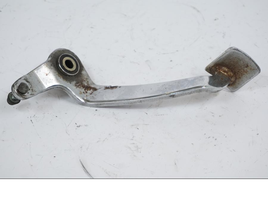 Snett uppifrån på Bromspedal från en Honda VT 600 C -1995 motorcykel.