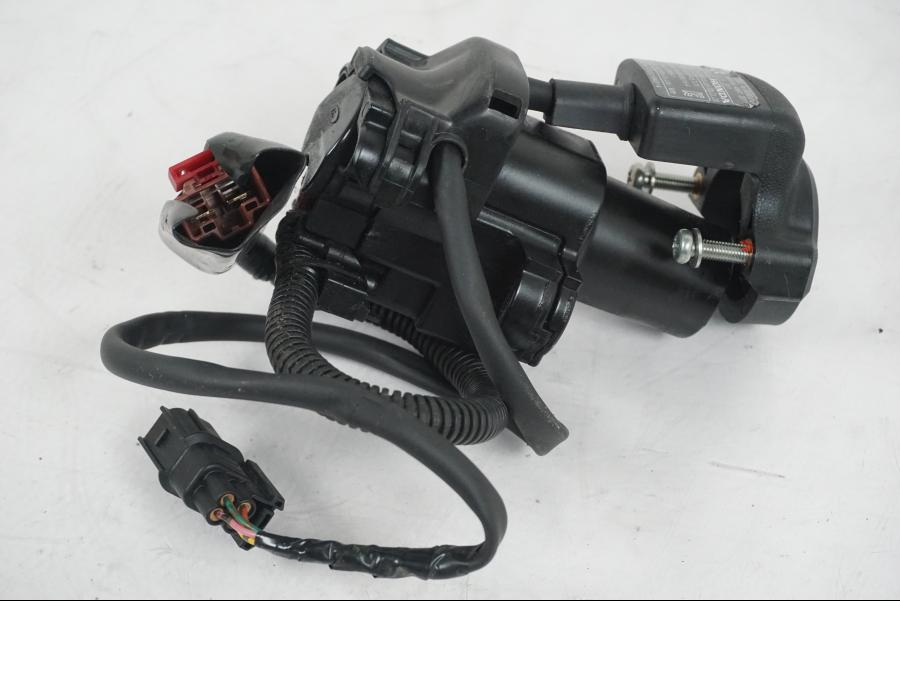 Extrabild5 på <p>Låssats från Honda CB 500 F 2013.</p>
<p>Tändningslås, antenn, tanklock, sadellås, CDI/ECU och 1st nyckel.</p> motorcykel.