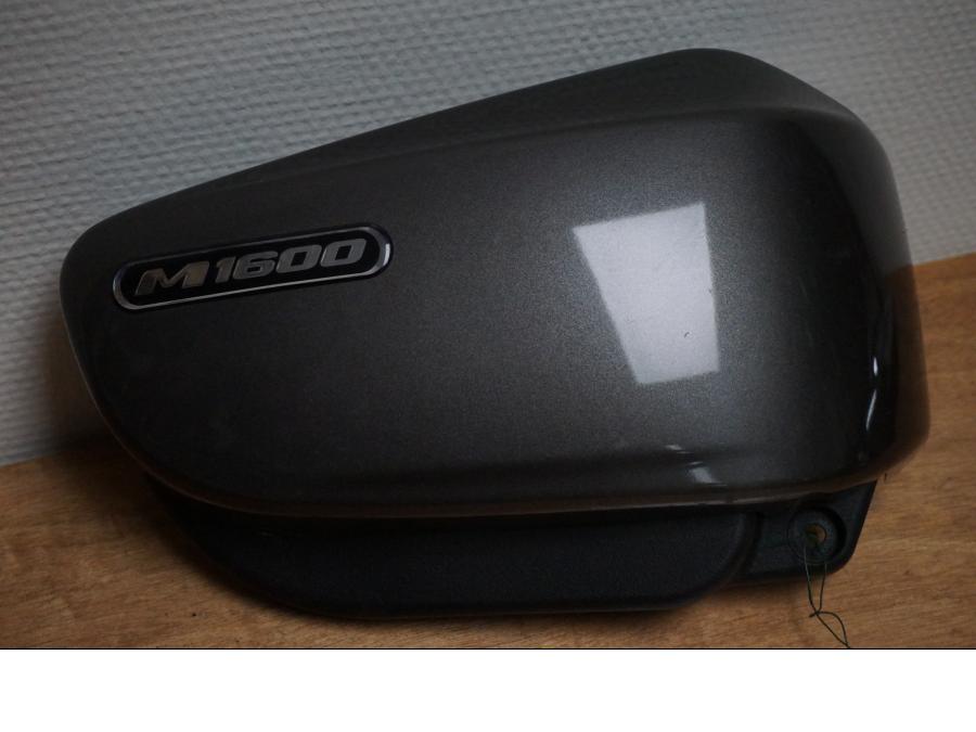 Höger sida pÄ Sidopanel frÄn en Suzuki VZ 1600 -2005 motorcykel.