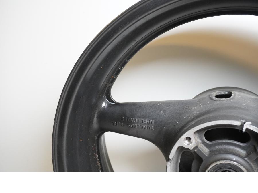 Extrabild6 på Fälg från en Honda CB 900 F Hornet -2002 motorcykel.