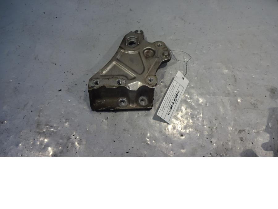 Framsidan på Fotpinnefäste inre från en Yamaha MT-07 -2016 motorcykel.