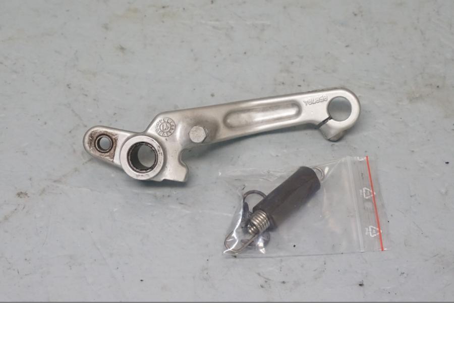 Baksidan på Bromspedal från en Aprilia Tuono V4R -2018 motorcykel.