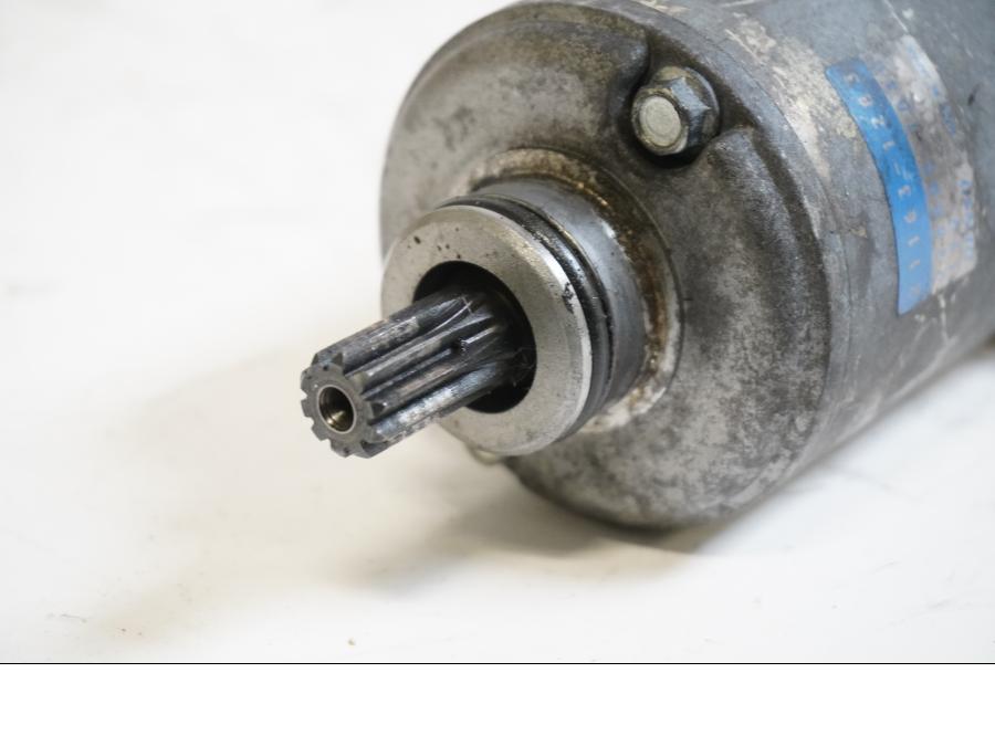 Baksidan på Startmotor från en Kawasaki ZX-9R -1994 motorcykel.