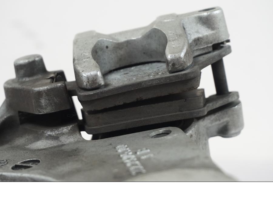 Snett nerifrån på Bromsok från en KTM 690 SM R -2009 motorcykel.