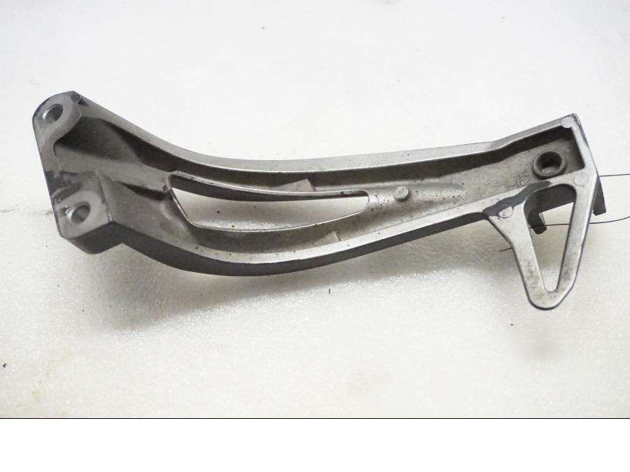 Baksidan på Fotpinnefäste från en Yamaha FZ1-S -2006 motorcykel.