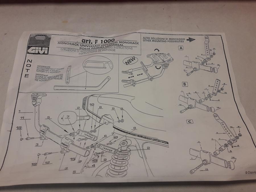 Baksidan på Topboxfäste från en Honda Diverse -2005 motorcykel.