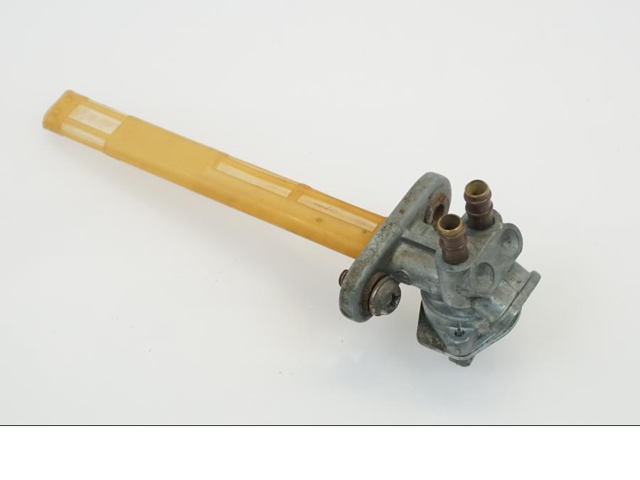 Snett nerifrÄn pÄ Bensinkran frÄn en Yamaha FZR 1000 -1988 motorcykel.