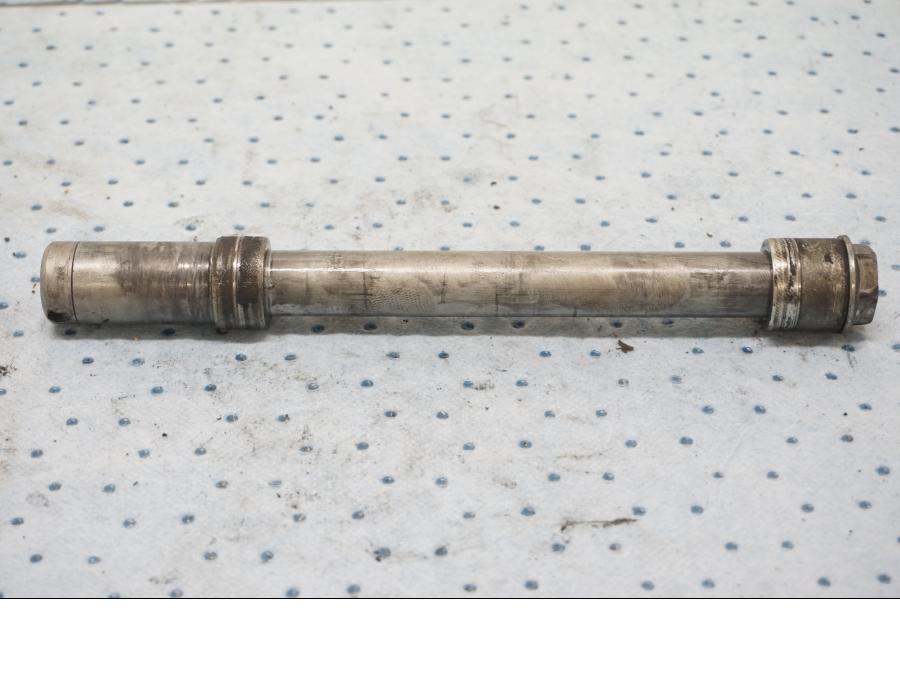 Framsidan pÄ Axel frÄn en Honda VTR 1000 F -1997 motorcykel.