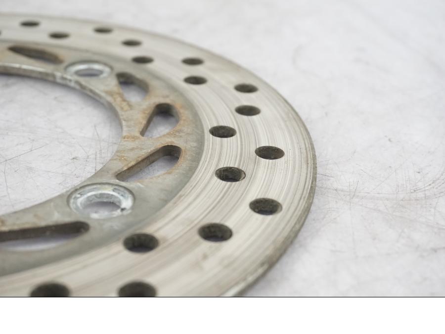 Vänster sida på Bromsskiva från en Honda CBR 125 R -2004 motorcykel.