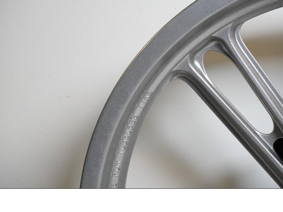 Extrabild6 på Fälg från en Yamaha YZF-R 125 -2009 motorcykel.