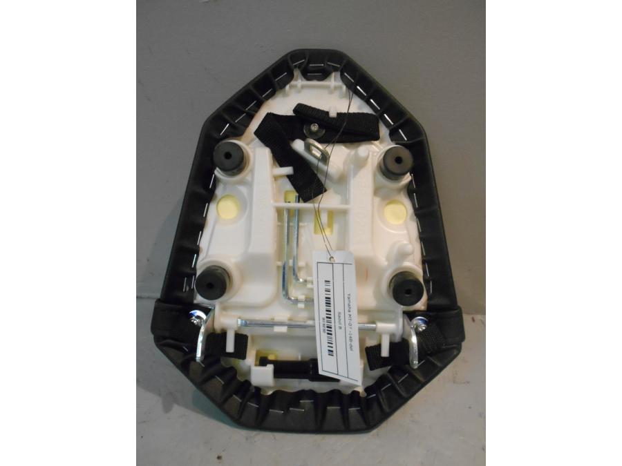 Snett nerifrån på Sadel från en Yamaha MT-07 -2014 motorcykel.