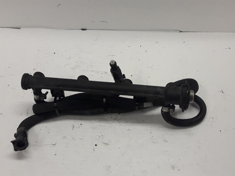 Baksidan på Fuel Rail från en BMW K 1200 LT -2006 motorcykel.