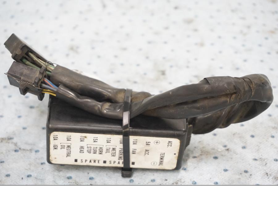 Framsidan på Säkrings- och reläbox från en Honda GL 1200 -1987 motorcykel.