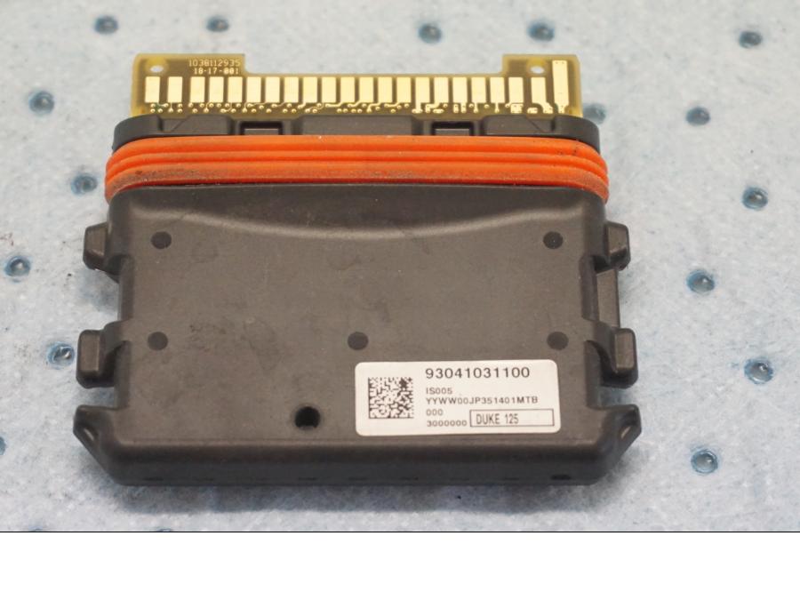 Baksidan på CDI / ECU från en KTM 125 Duke -2017 motorcykel.