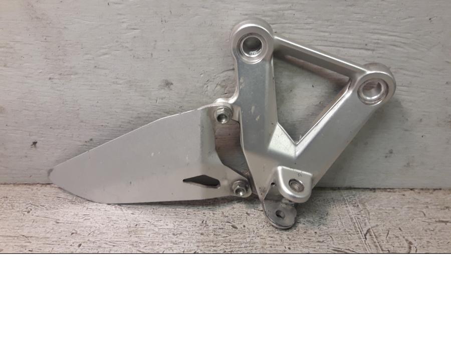 Framsidan på Fotpinnefäste från en Ducati 848 -2010 motorcykel.