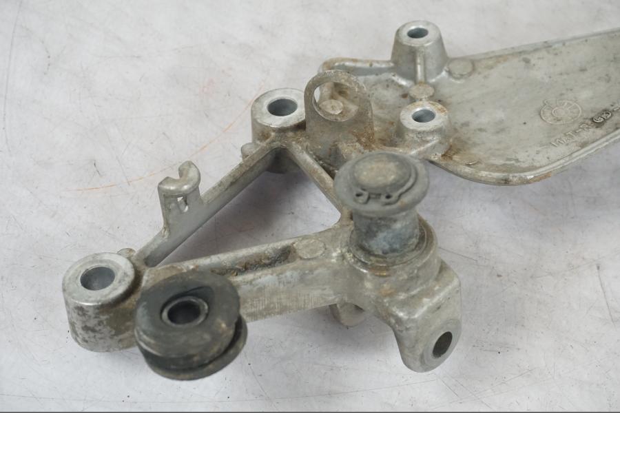 Snett nerifrån på Fotpinnefäste från en Honda CBR 1100 XX -1999 motorcykel.