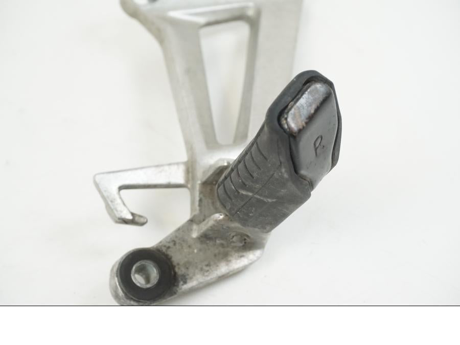 Extrabild2 på Fotpinnefäste från en Honda CBR 125 R -2006 motorcykel.